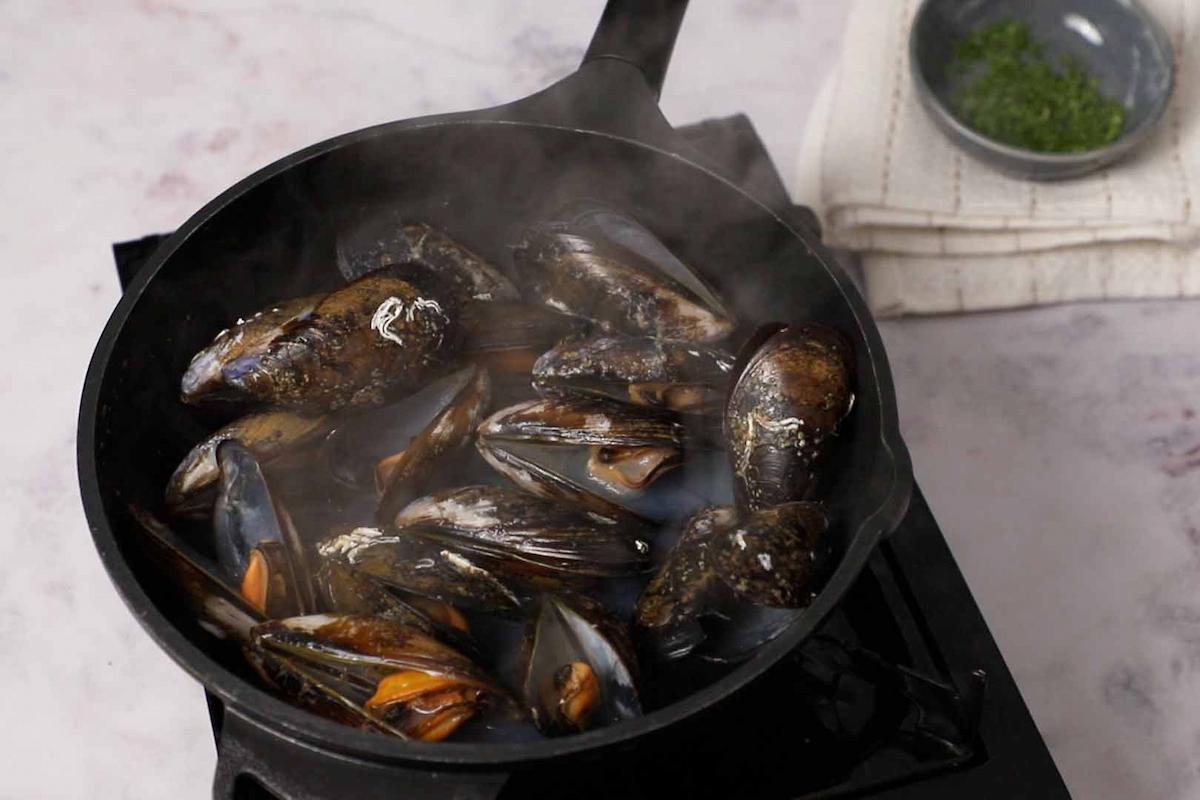 Paso a paso pasta con mejillones cocinar mejillones