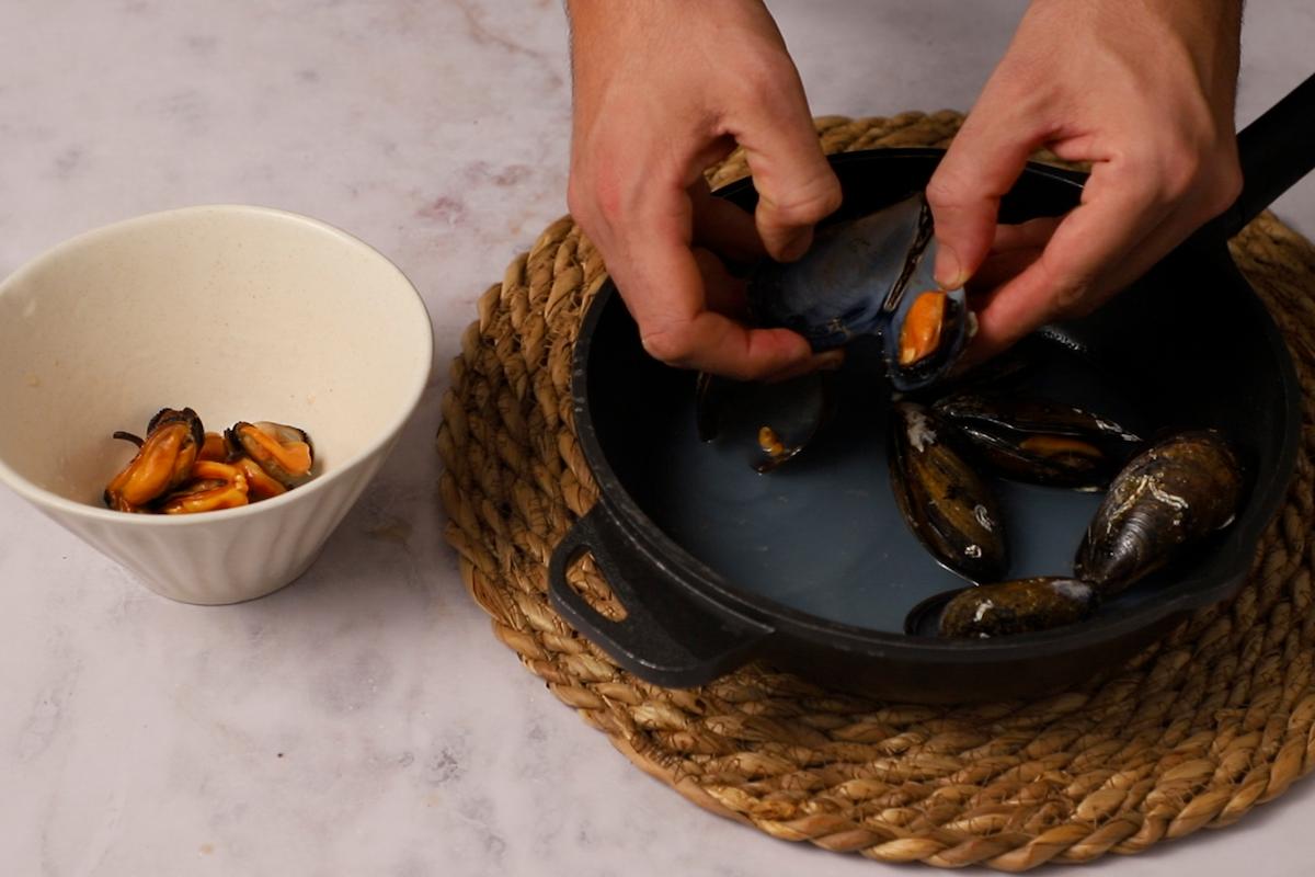 Paso a paso pasta con mejillones quitar concha