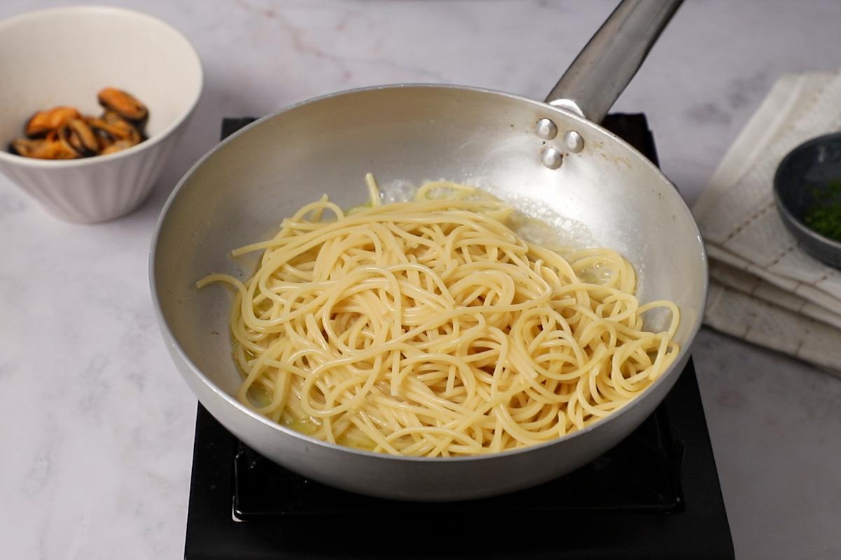 Paso a paso pasta con mejillones spaghettis