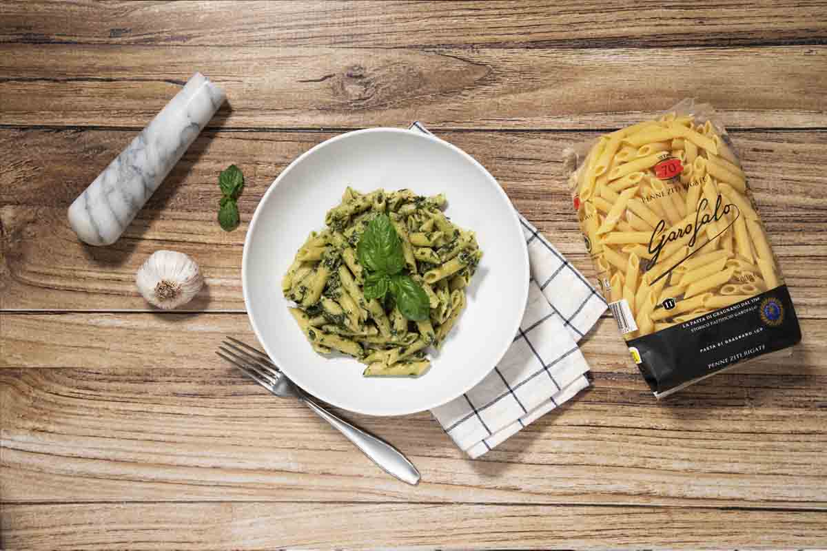 paso a paso penne pesto albahaca emplatado