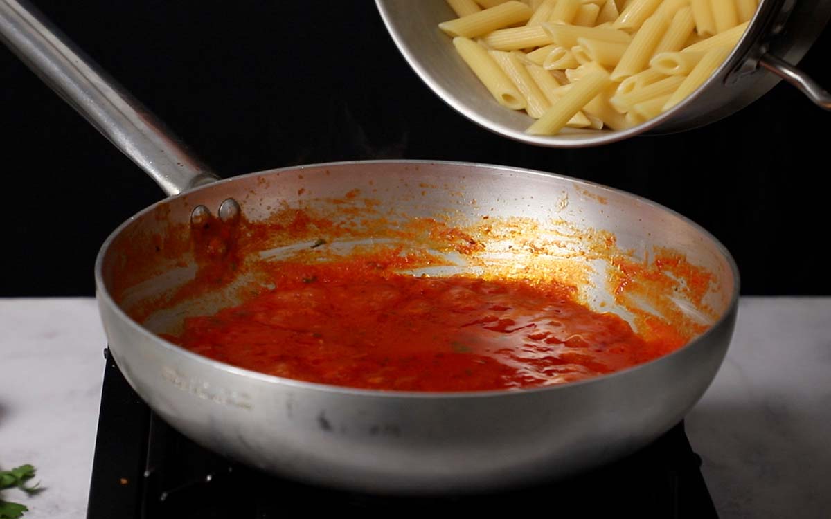 Paso a paso penne all arrabbiata añadir pasta