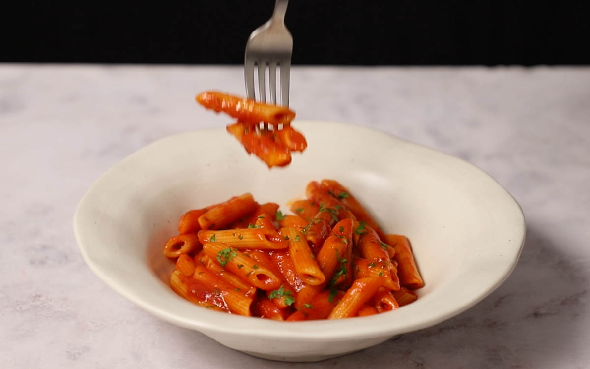 Paso a paso penne all arrabbiata emplatado