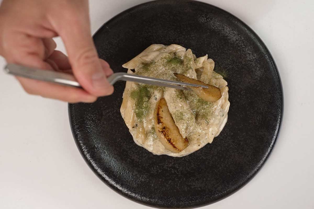 paso a paso Penne con salsa cabrales e pere fresche EMPLATAR