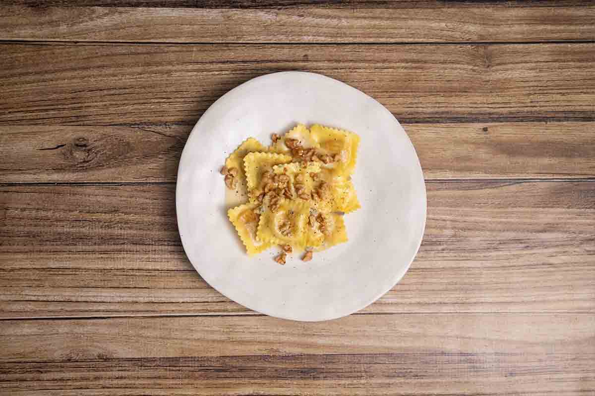 paso a paso Ravioli de calabaza con gorgonzola y nueces emplatado