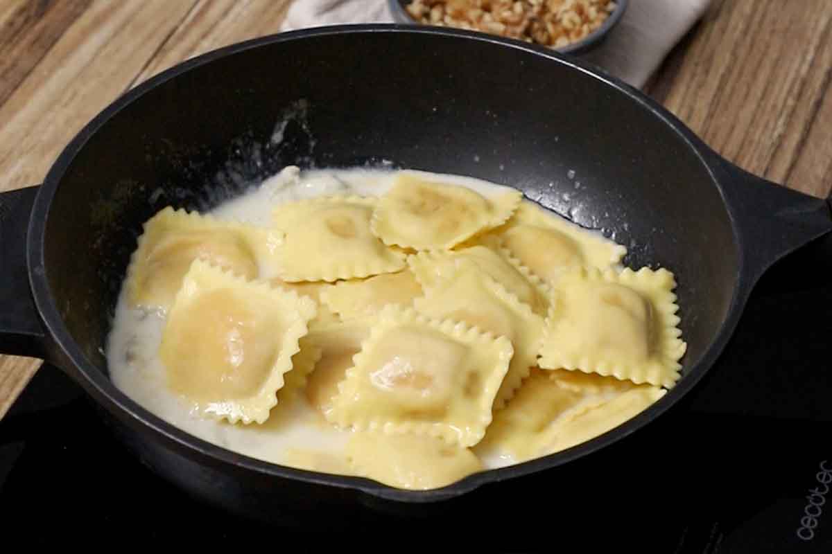 paso a paso Ravioli de calabaza con gorgonzola y nueces hervir raviolis