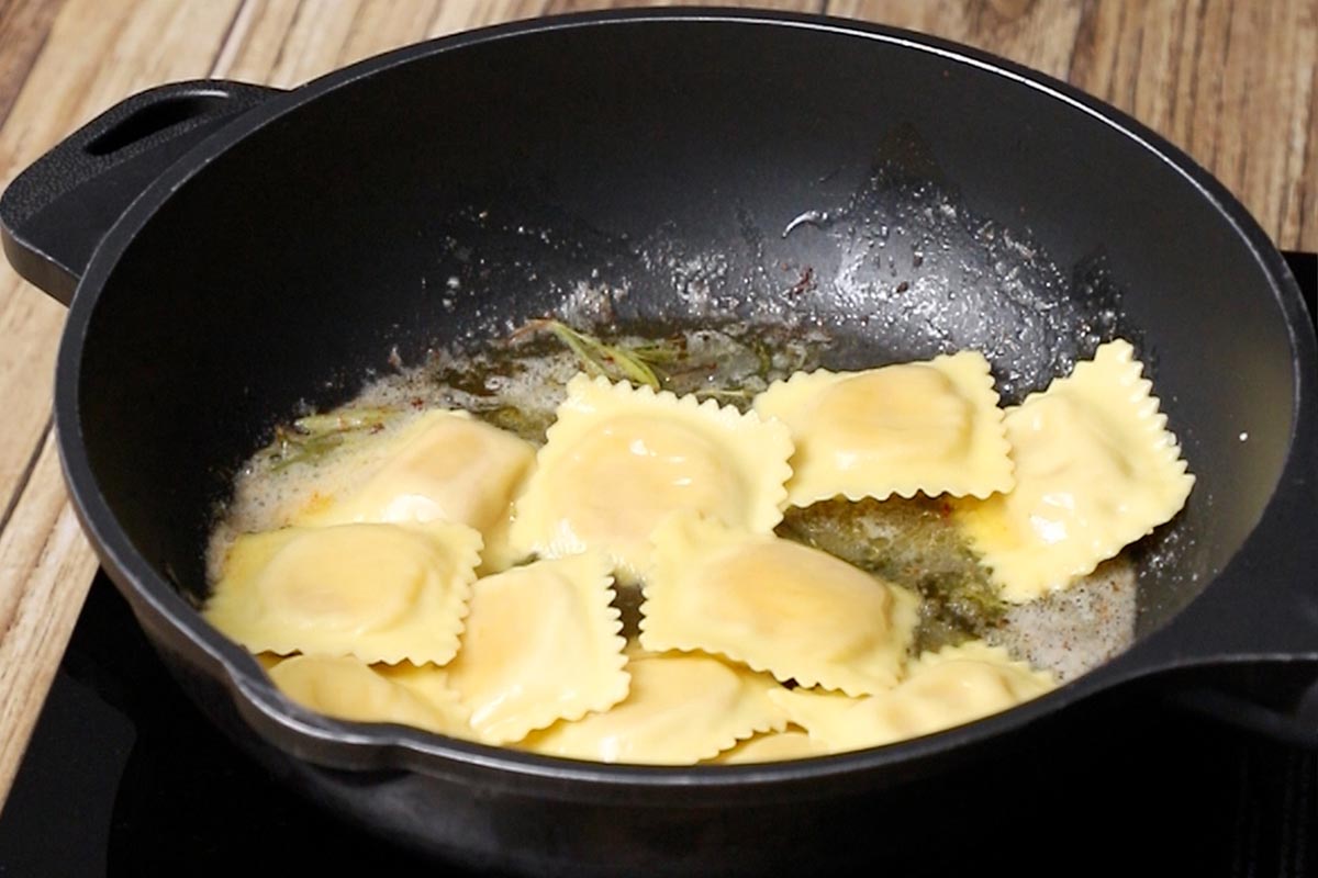 Ravioli-de-calabaza-con-azafrán-y-romero-coccion