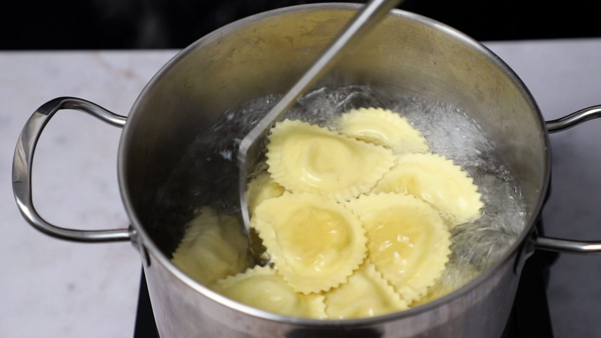 Receta de Raviolis con nata. Cocemos la pasta.