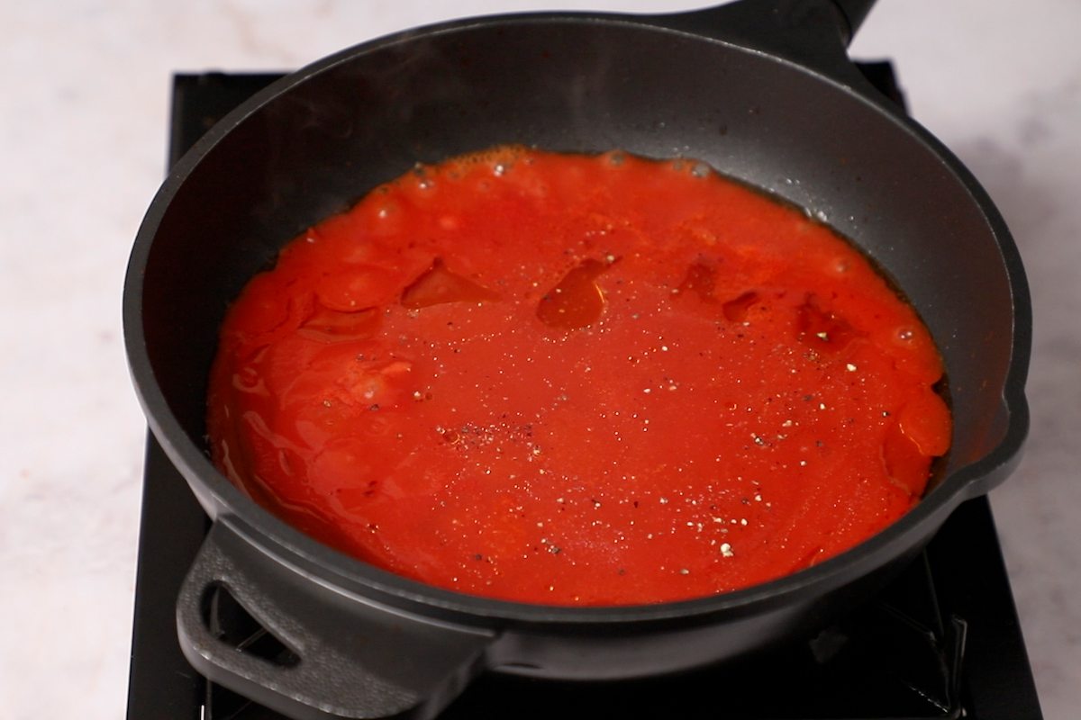 Paso a paso raviolis en salsa: fríe el tomate