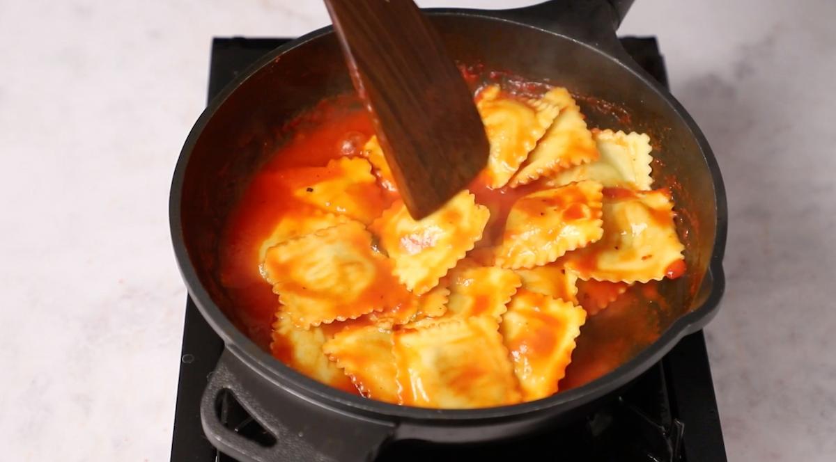 Paso a paso Raviolis en salsa: mezclar raviolis