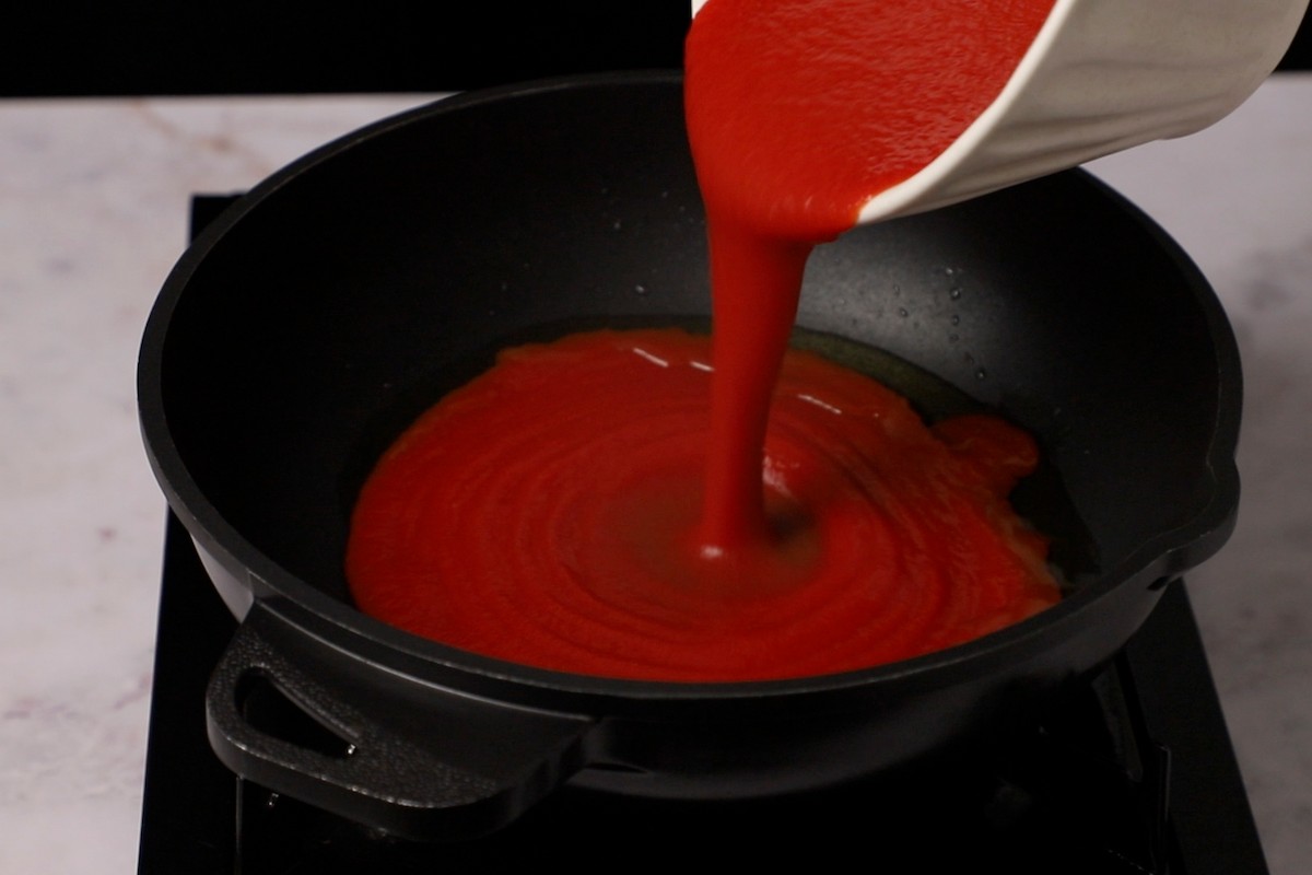 Paso a paso raviolis en salsa: incorpora el tomate