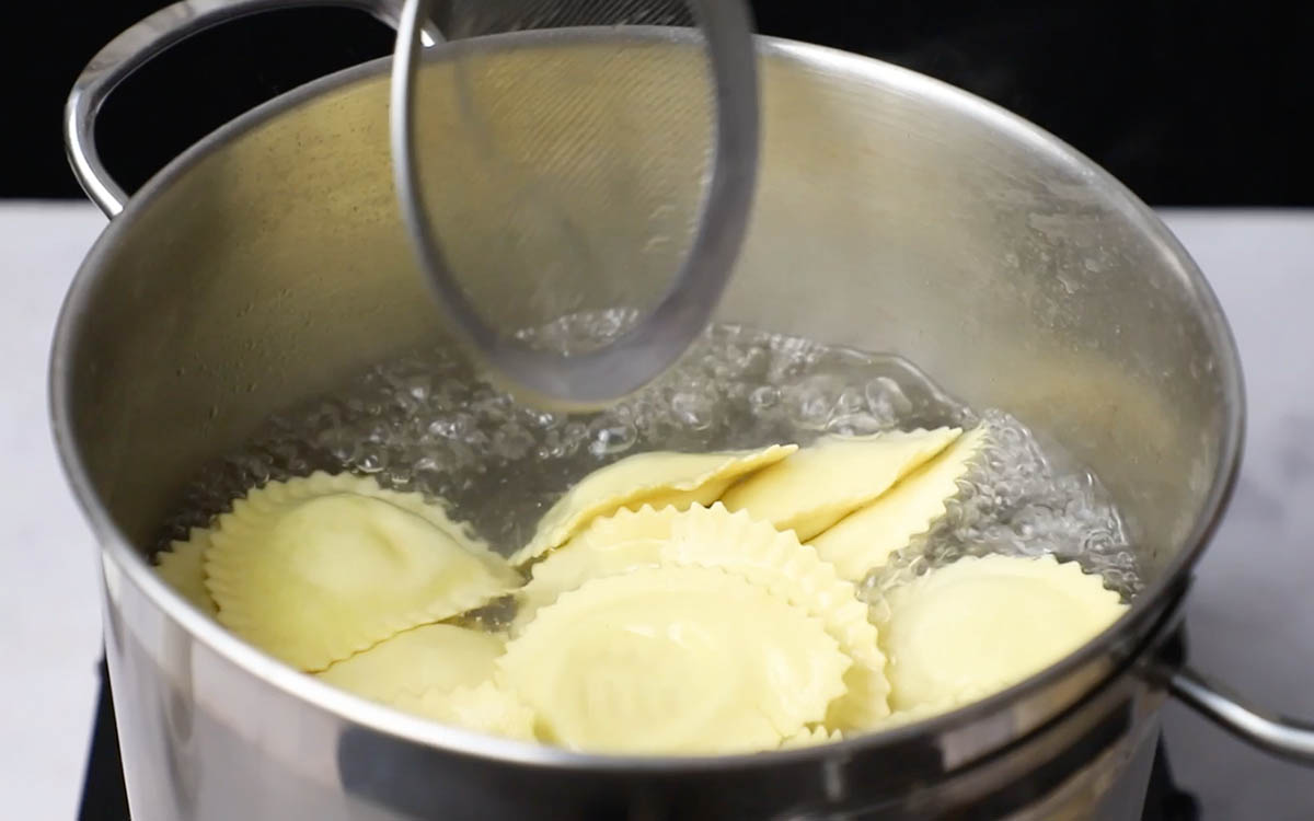 Paso a paso raviolis con salsa de queso cuece la pasta