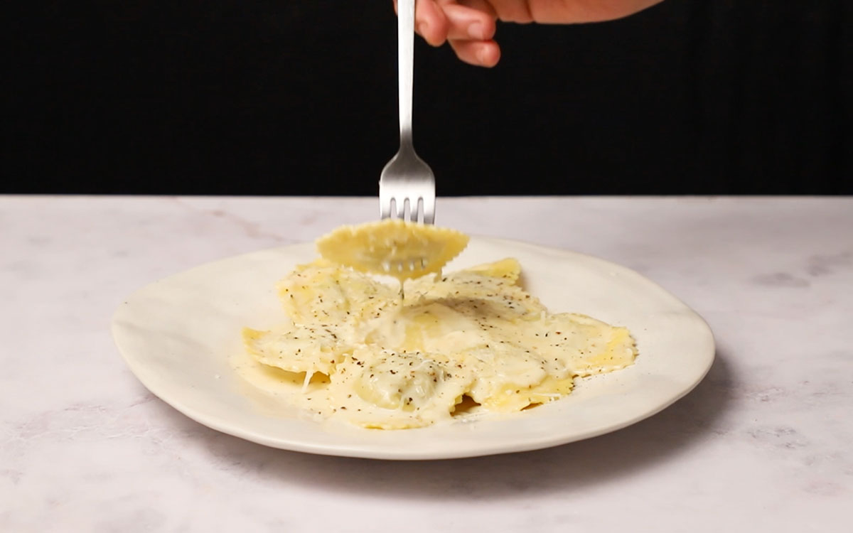 Paso a paso raviolis con salsa de queso emplatar