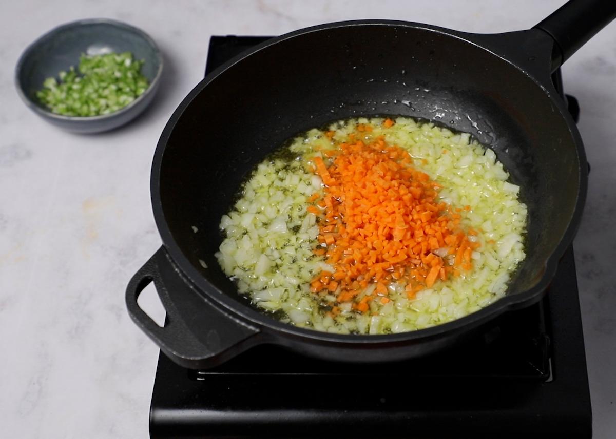 paso a paso espagueti con salchichas sofrito