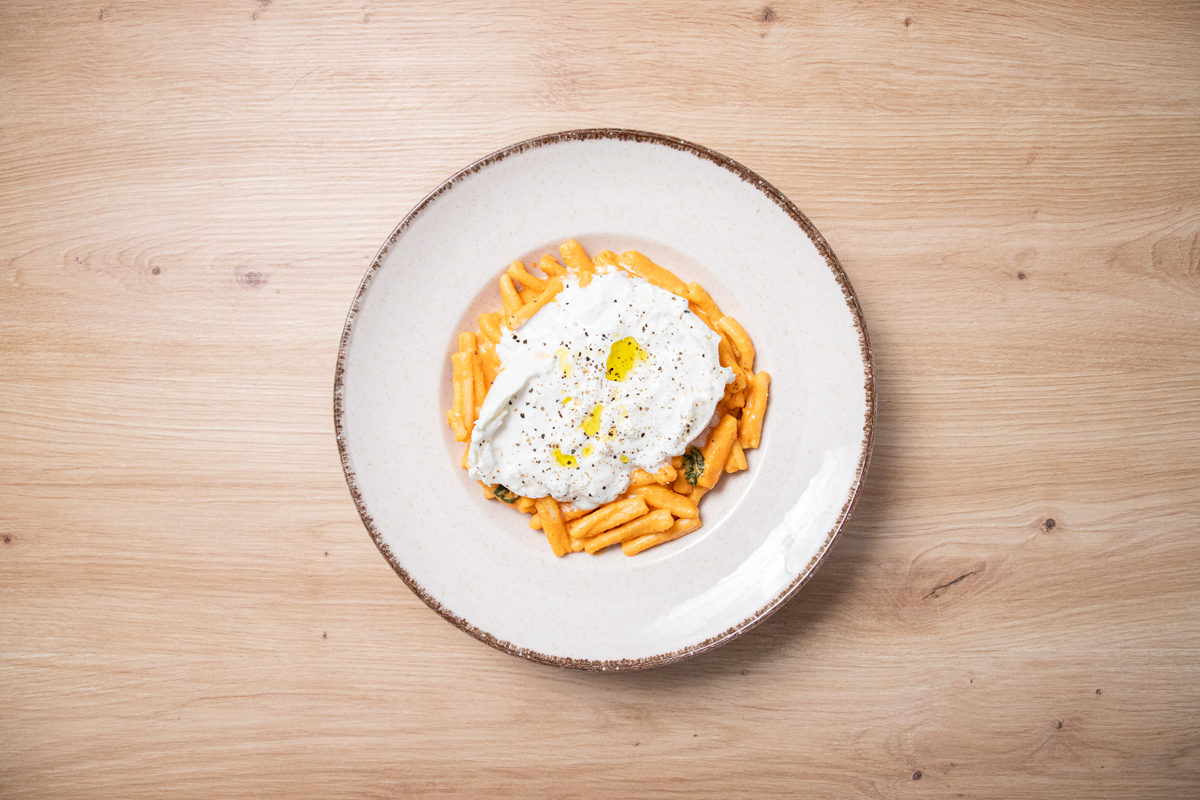 casarecce con burrata y salsa romesco-servir