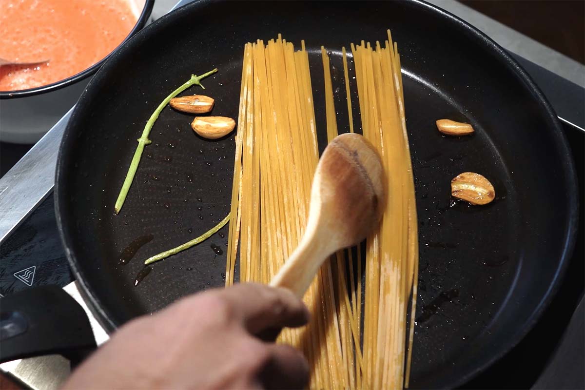 spaghetti con salsa de tomate