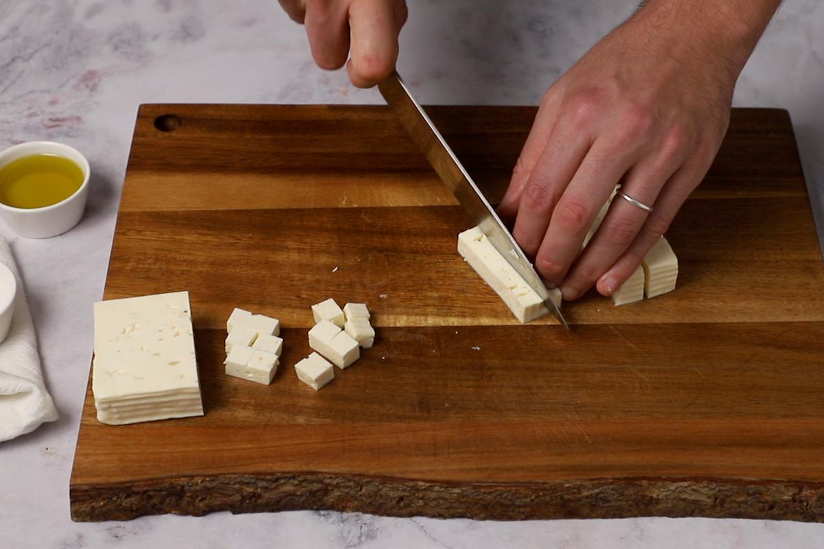 Paso a paso de recetas de ensaladas con pasta: cortar el queso