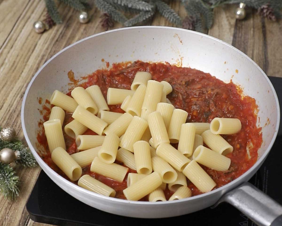 Rigatoni-con-carrillera-cocer y mezclar