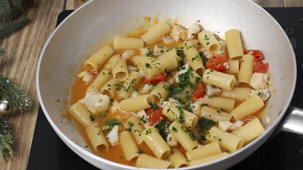 Rigatoni-con-ragú-de-peces-de-roca-mezclar