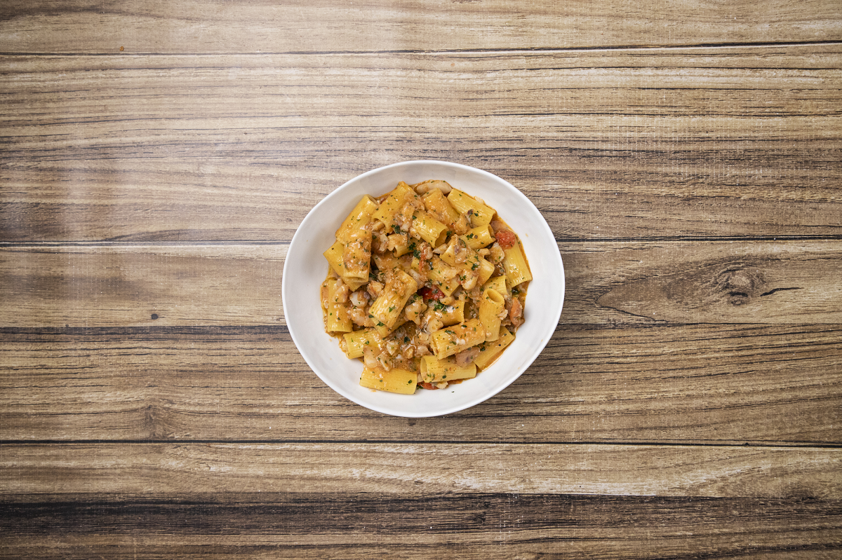 Rigatoni-con-ragú-de-peces-de-roca-servir