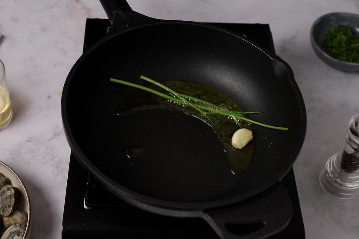 Paso a paso: dorar perejil spaghetti con almejas