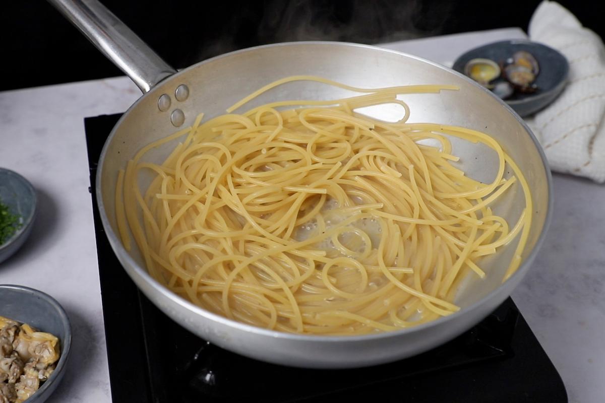 Paso a paso: spaghetti en la sartén