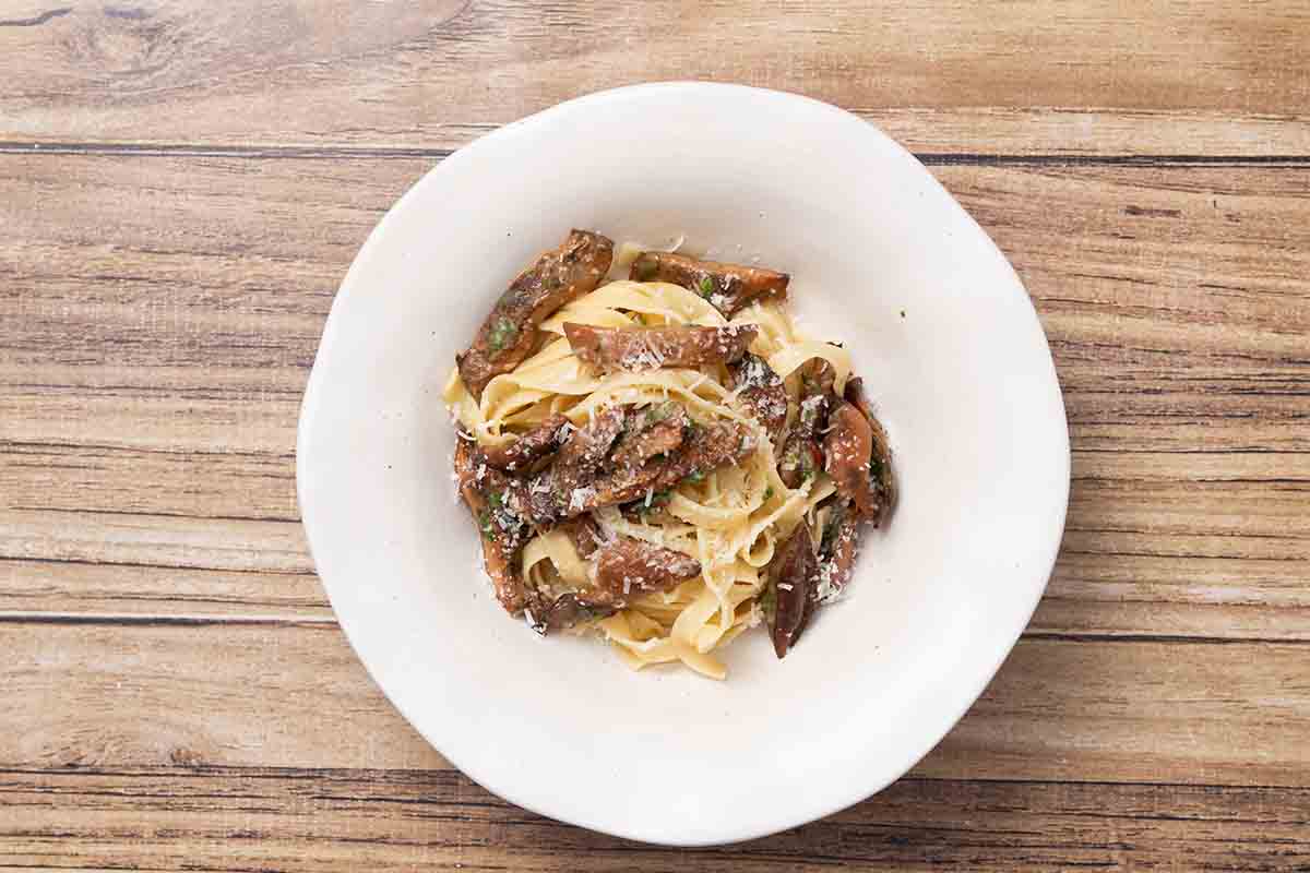 paso a paso tagliatella con porcini e finferli emplatado