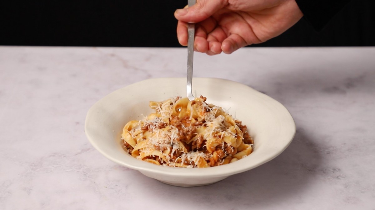 Paso a paso tagliatelle al ragù emplatar