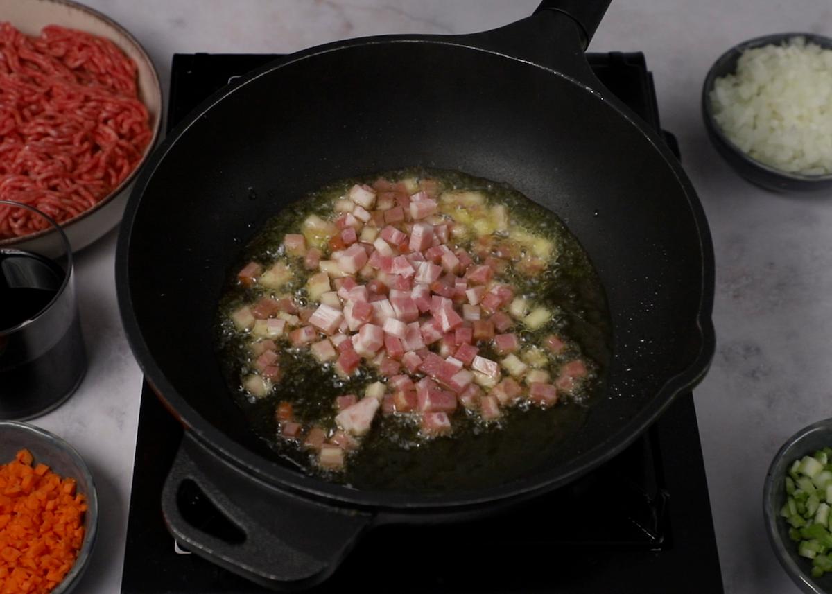 Paso a paso tagliatelle al ragù sofreír pancetta