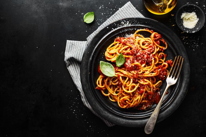 la pasta es proteína o carbohidrato spaguetti con tomate