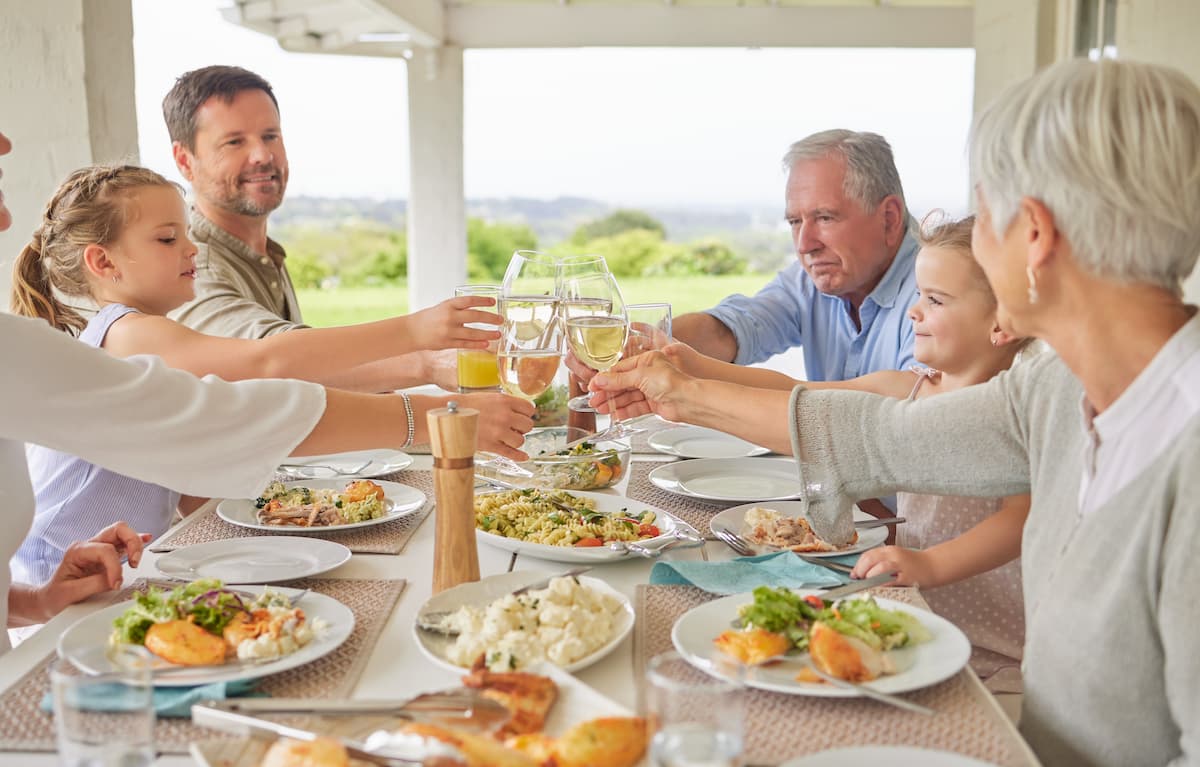 Comida en familia con un brindis 