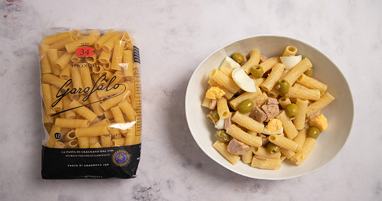 Ensalada de pasta con atún y huevo duro