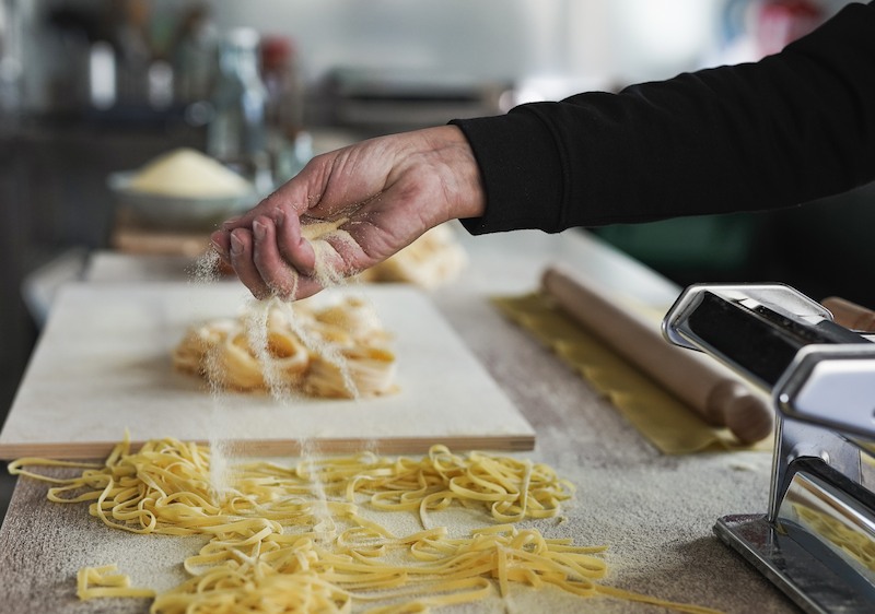 Mujer haciendo pasta