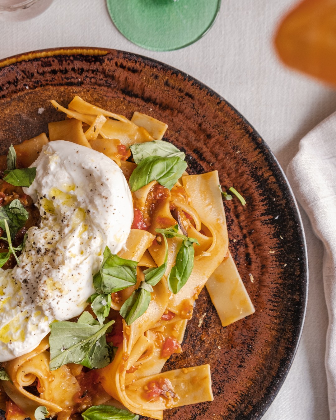 Auberginepasta, lika god som den är enkel att göra. Genom att rosta  grönsakerna i ugnen får du fram fantastiska smaker. Mixa ihop till en  ljuvlig kräm, blanda med nykokt pasta. Dröm! #pasta -